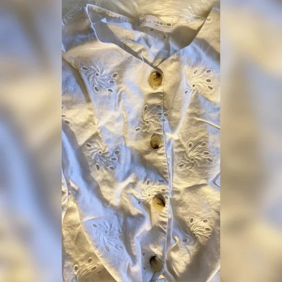 Girl Zara White Eyelet Blouse. - Picture 3 of 4